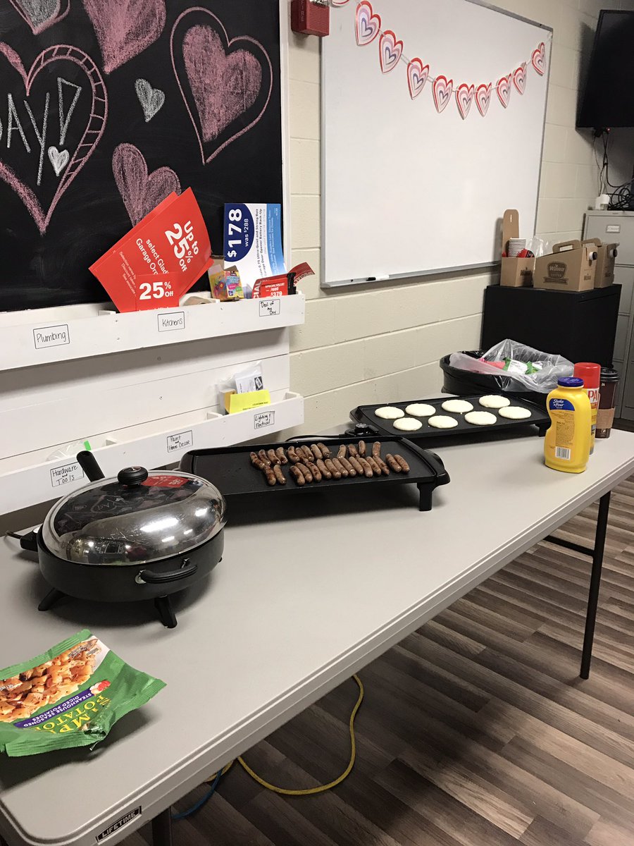 kim_cardell's tweet photo. Enjoying breakfast with our nightcrew! #lovewhereyouwork #appreciate #nightcrew #2706 @ChuprunM https://t.co/9XdYRylqsl