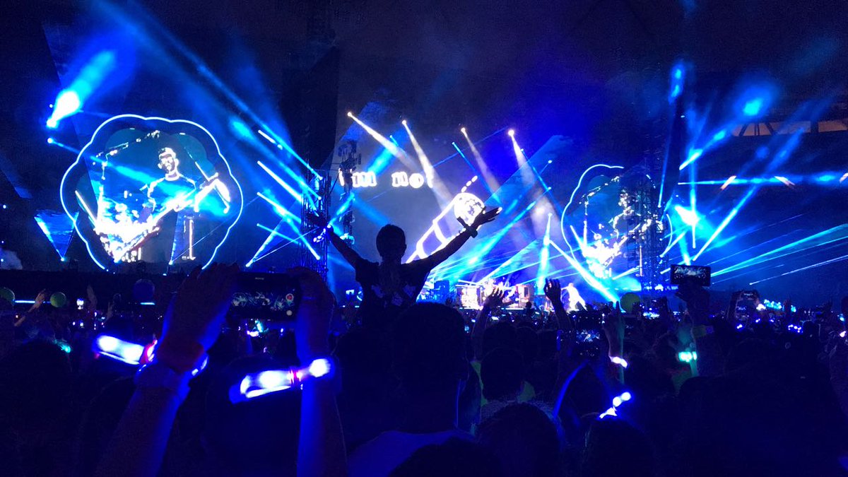 mmechigarcia's tweet photo. Ayer... 3 meses 😭
(haciendo zoom se llega a ver a Chris 🙌)
Quiero volver 💕
#Coldplay #ColdplayArgentina #15Nov2017 https://t.co/zIzEm1jrOY
