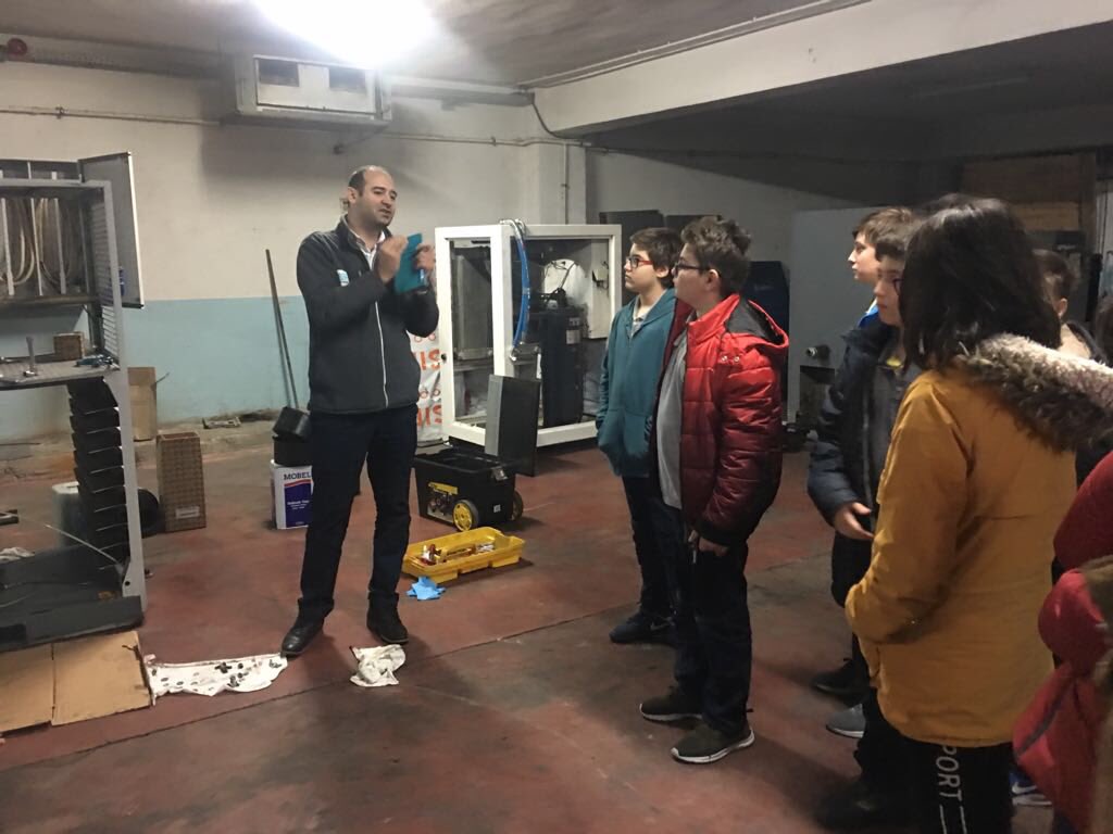 EmreOzenoglu's tweet image. #RoboCode robotik takımımız, projelerinin son aşaması olan fabrikalara uygulanması için “Yıldırım Soğutma Basınçlı Kompresör Sanayi” yetkilileri ile görüştü. Görüşmeler sonucunda yetkilililerin projeyi uygulamaya başlayacakları bilgisini aldı.@BilimKahraman @burhanyazgan @dvdsgn