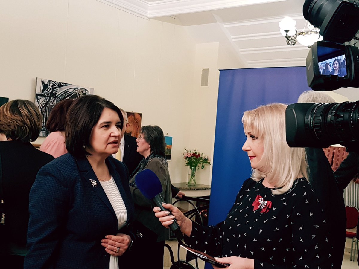 PLinMoldova's tweet photo. Uroczyste zamknięcie wystawy prac laureatów konkursu plastycznego im. J. Matejki. Dziękujemy Pani Min. Monice #Babuc z @MCulturii, Prodziekanowi Wydz. Malarstwa #ASPWarszawa, Prof. A. Karapudzie oraz wszystkim gościom za uświetnienie wydarzenia.
https://t.co/OmDrDR3Q9I https://t.co/Nohzay2FKp