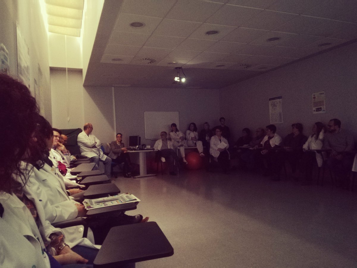cs_hellin2's tweet photo. "Lesiones orales más frecuentes en niños" sesión clínica de la odontóloga María Carmen Rodríguez con el Aula Encarna Castaño que estaba llena como siempre. 
#SesionViernes #EquipoAP https://t.co/u009CWqWrq