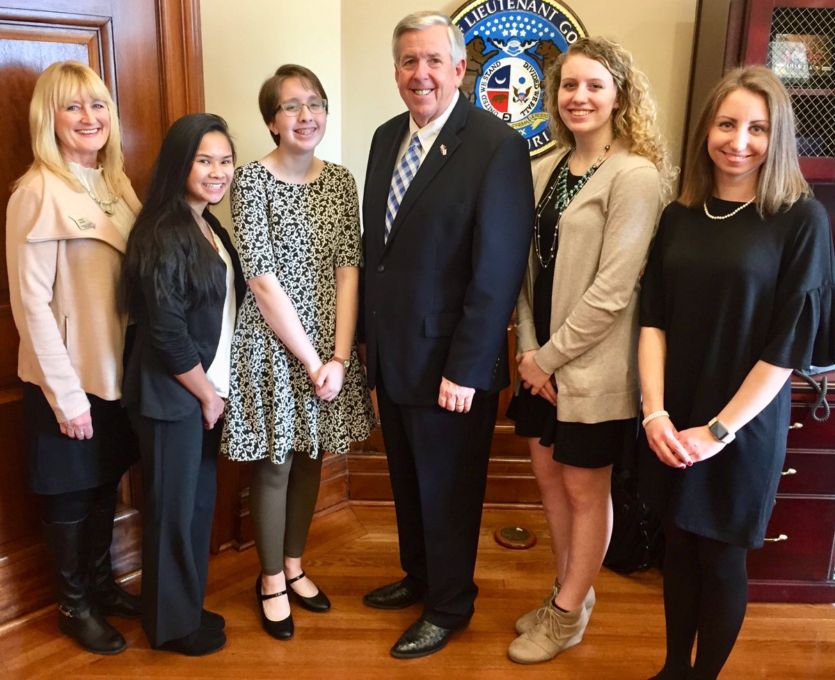 carlyle65270's tweet photo. @MOLtGov @MikeParsonforMO w/#WardFranz, #MarylynLuetkemeyer, #KelliJones, displayed his avuncular side, encouraging @MoberlyHS @MobTechCenter @moberlyffa leaders to cherish family, hometowns and #MO. L-R: @PennyHenry, #ViTran, #LydiaBrandon, Parson, #AnnaLink, #MaddieMeystrik. https://t.co/cMqjoFluo4