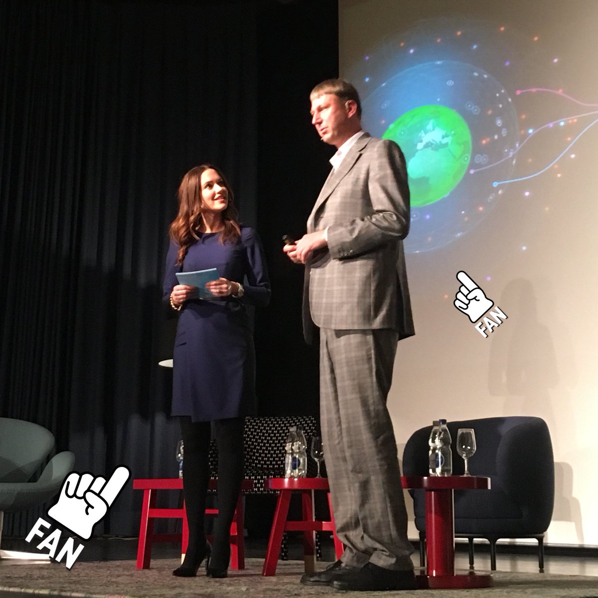 podium2018's tweet photo. @LaeriPatrizia an @DirkHelbing „Sind Sie bereits gechipt?“ auf dem #podium2018sfg #breakingtheice https://t.co/0iU4wA7v3B
