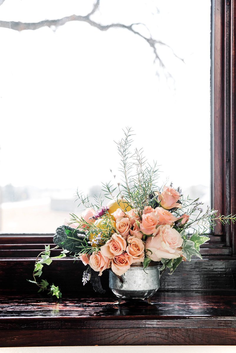 Flowers make everything better 🌿

.
.
.

#greenbeauty #love #herbalskincare #botanicalskincare #functionalbeauty #beautifulspaces