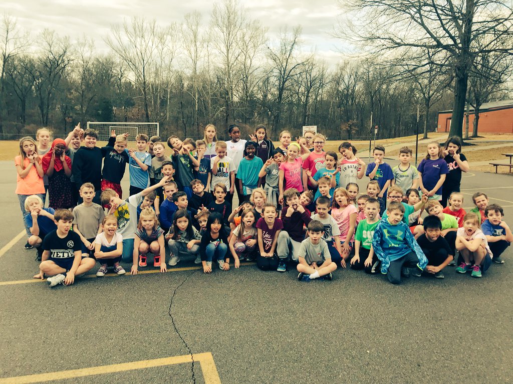bowles_pe's tweet photo. Our #readrightrun team went outside yesterday for some longer laps and beautiful weather! #WeAreBowles πβ¨π https://t.co/RJtPBczxXy