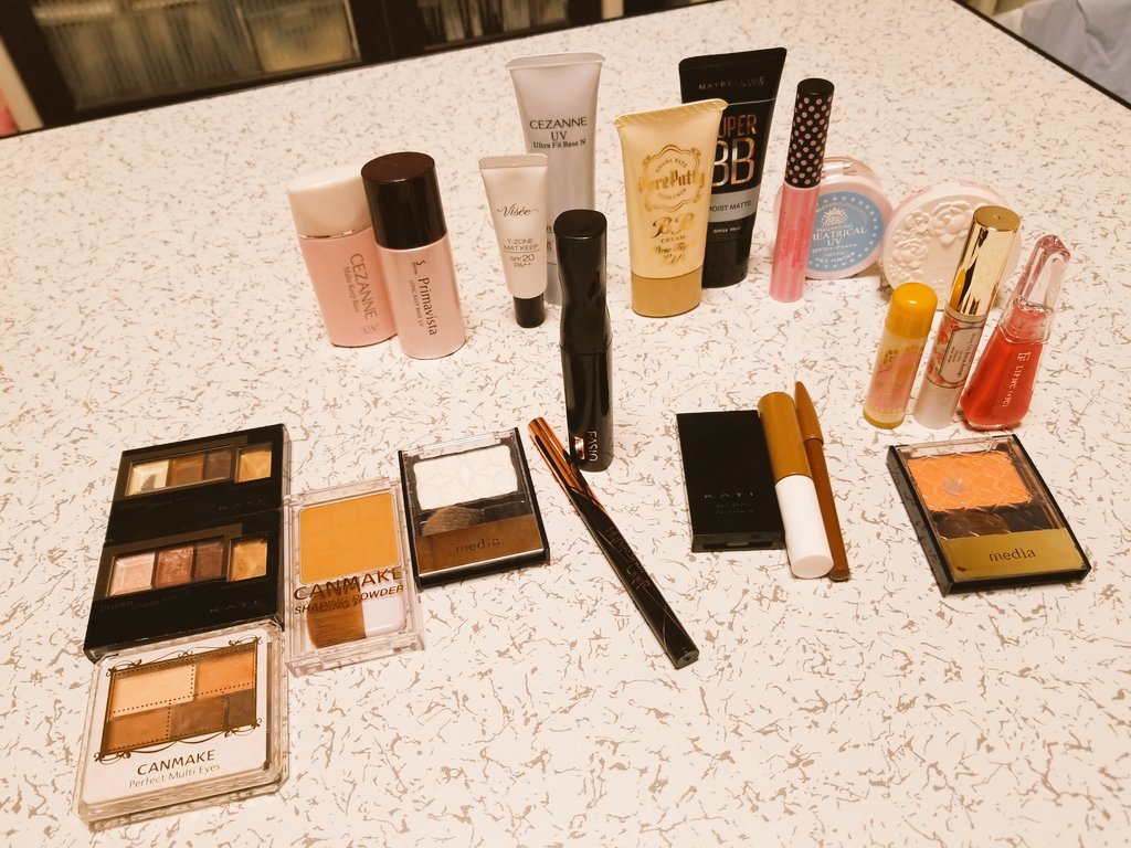 こずぇ On Twitter 友達に化粧品の事聞かれた時に 普段使ってるやつ並べてみて思ったこと 塗りたくってるなー D 10代 20代前半はアイメイク命でマスカラの量が凄かったのに 20代後半 30代はベースメイクの種類が増えた ナチュラルにしたいなって