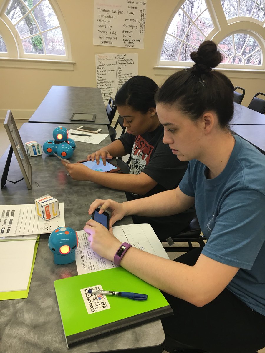 DrCRaulston's tweet photo. @WonderWorkshop Dash and Dot robots have become among these @Montevallo #UMEdtech favorites #STEAM https://t.co/odCHzAcqSl