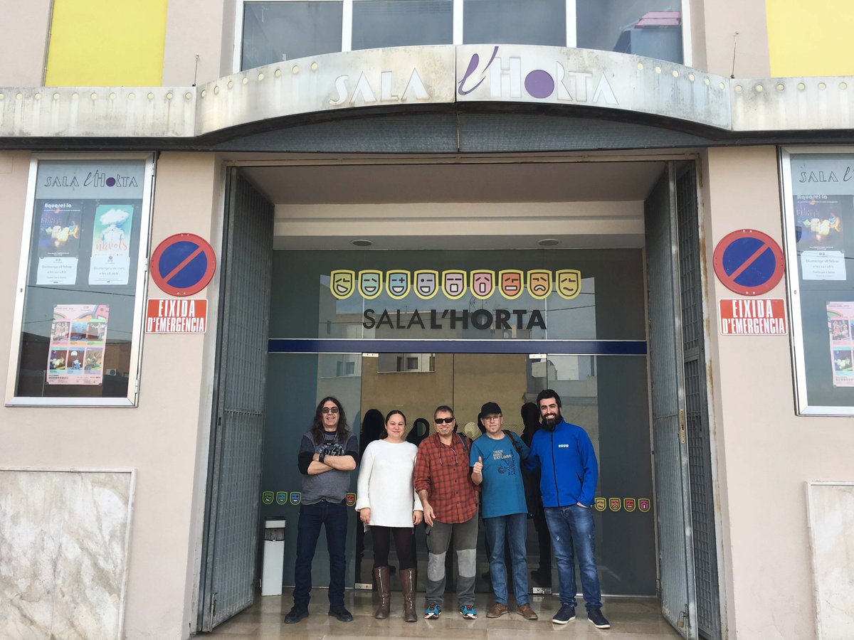 Ens acomiadem dels #Peps després de 2 setmanes plenes de contes i cançons fantàstiques. Encantats d'haver viatjat #PerTerradeDracs 🌍🐉 amb ells, el públic i el PATI-PATI-NET 🛴 Fins prompte! <a href="/AFONIXProd/">AFONIX Produccions</a> 
#CampanyaEscolar2017_18 #TeatredelsXiquets
#Aprenem #Gaudim #Junts 📚 🎭 🎓