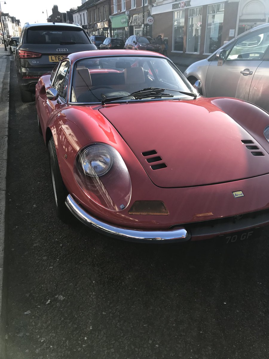DiscountModWear's tweet image. Saw this absolutely beautiful thing this morning on the way to work. It looked a picture.....so I took 3 😉 #Ferrari #cars