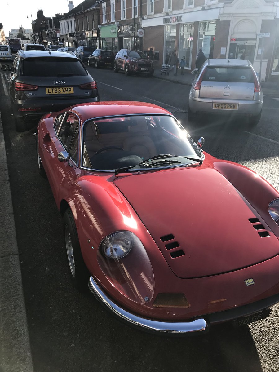 DiscountModWear's tweet image. Saw this absolutely beautiful thing this morning on the way to work. It looked a picture.....so I took 3 😉 #Ferrari #cars