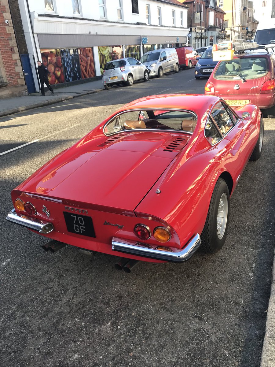 DiscountModWear's tweet image. Saw this absolutely beautiful thing this morning on the way to work. It looked a picture.....so I took 3 😉 #Ferrari #cars