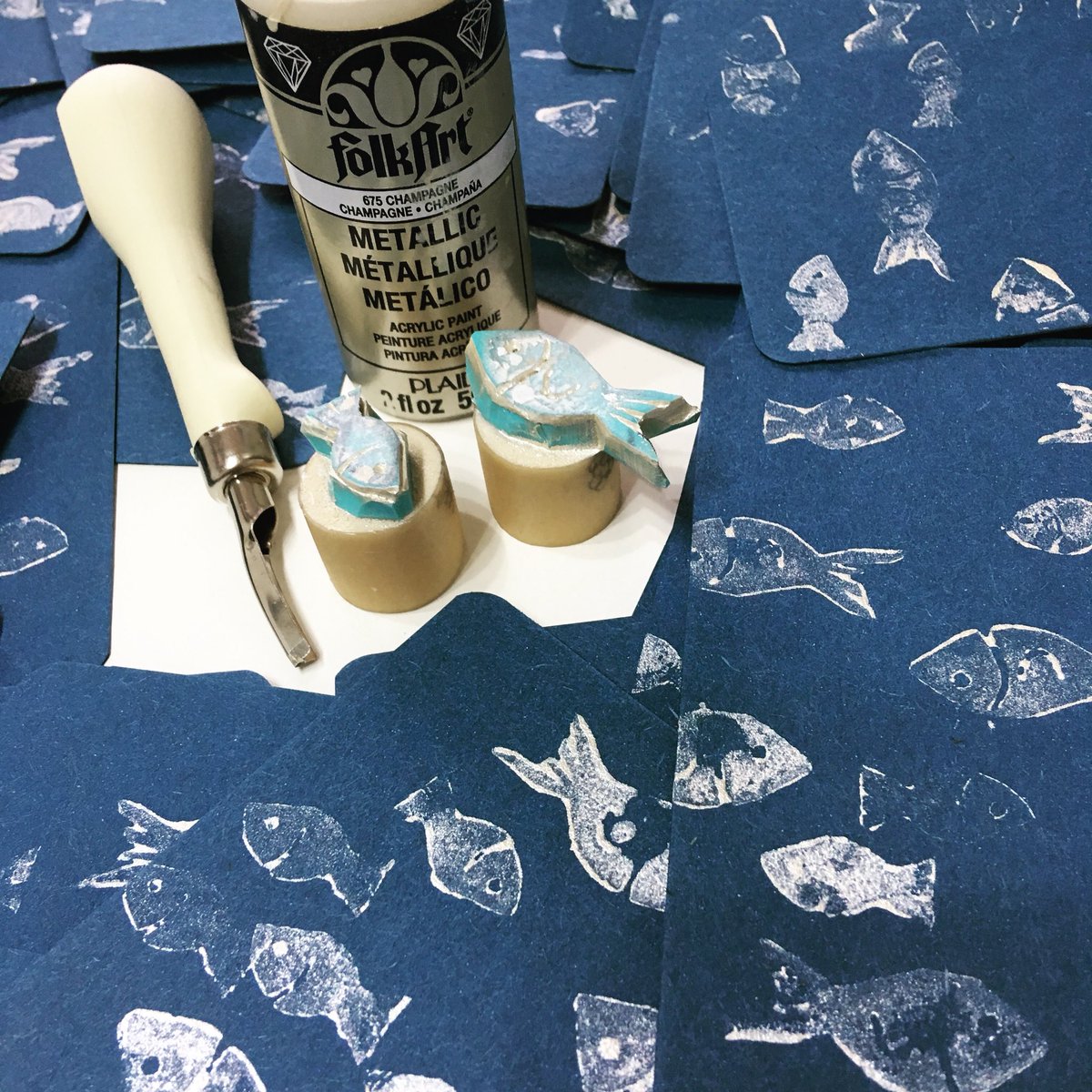 carolpravia's tweet photo. ๐๐๐la sardina se ha enterrado... ahora tocan recordatorios handmade whit love ๐๐๐ #folkart #tampografรญa #stamping #handmade #lovingboy #primeracomunion #paperrecycling https://t.co/evg5qYtinq