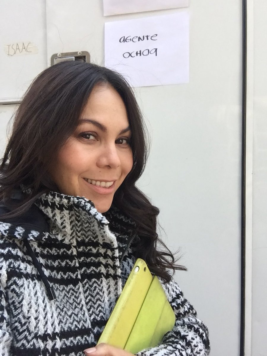 Seguimos dándole vida a la #agenteOchoa #tv #series #teleset #azteca #netflix #ilianaarmenta #camper #actress #actriz #latina #muypronto 🎬👮🏻‍♀️👮🏻‍♀️