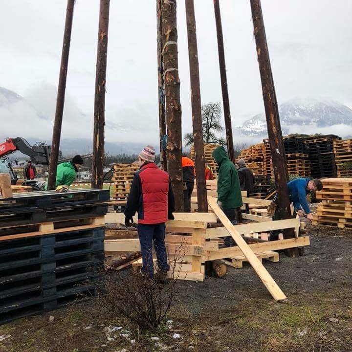FZNenzing's tweet photo. Der Bau des #Funken in #Nenzing hat begonnen
#fzn #FunkenzunftNenzing #walgau #hexenverbrennung #glühmost #hexenverbrennung #brauchtum https://t.co/f6gCVYyVT5
