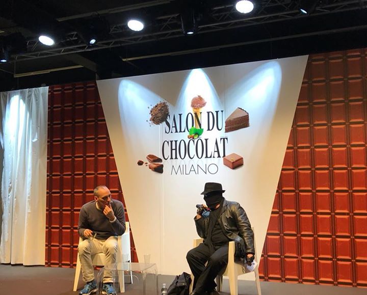 SalonChocolatMI's tweet photo. Lo chef Simone Salvini ci racconta il percorso che lo ha portato a creare una cucina con ingredienti totalmente vegetali, intervistato dal critico culinario Valerio M. Visintin. 

#salonmi2018 #simonesalvini #valeriovisintin #passamontagna #dibattito #vegan #vegetale https://t.co/XRXSr1ldqV