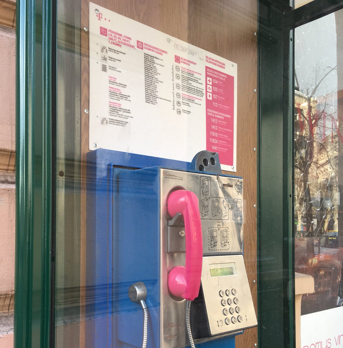 ThMusiquex's tweet photo. le téléphone rose ... lT-mobile a la pointe de la transformation digitale 😜😃🤣 https://t.co/GHiRkRv5eU