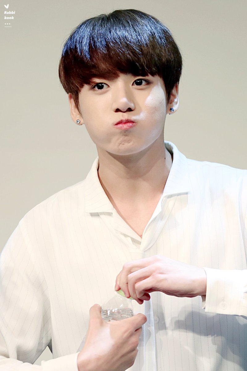 kooktamin's tweet image. 토끼 양 볼 가득 물 담고 있기

#iHeartAwards #BestFanArmy #BTSARMY @BTS_twt