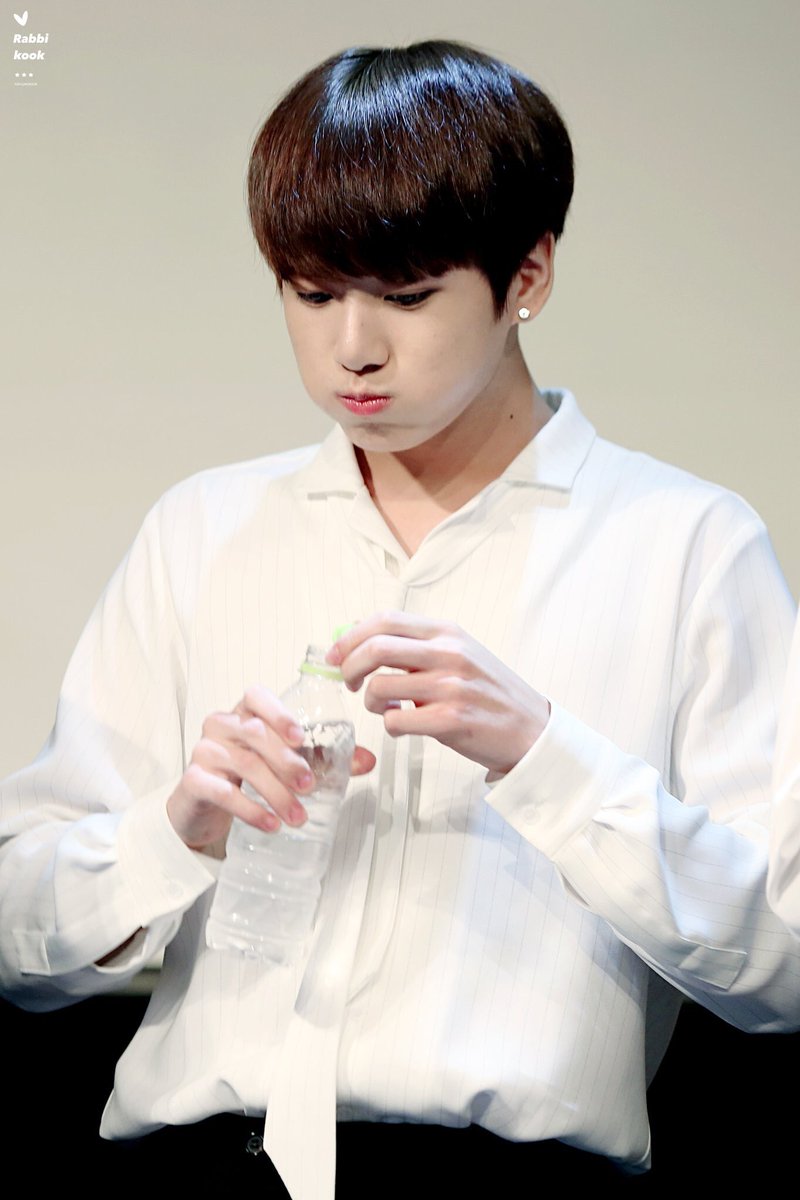 kooktamin's tweet image. 토끼 양 볼 가득 물 담고 있기

#iHeartAwards #BestFanArmy #BTSARMY @BTS_twt