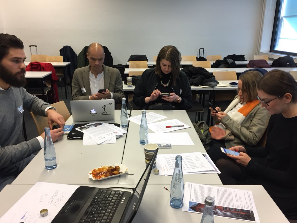 MathildeCabenda's tweet photo. Jurysitzung für den Social Media Innovationspreis ist jetzt beendet. Alle zücken ihre Smartphones. 😄 #hscamp18 smarte #socialmedia Ideen dabei! Auflösung folgt. https://t.co/Zj8IOC6Vtw