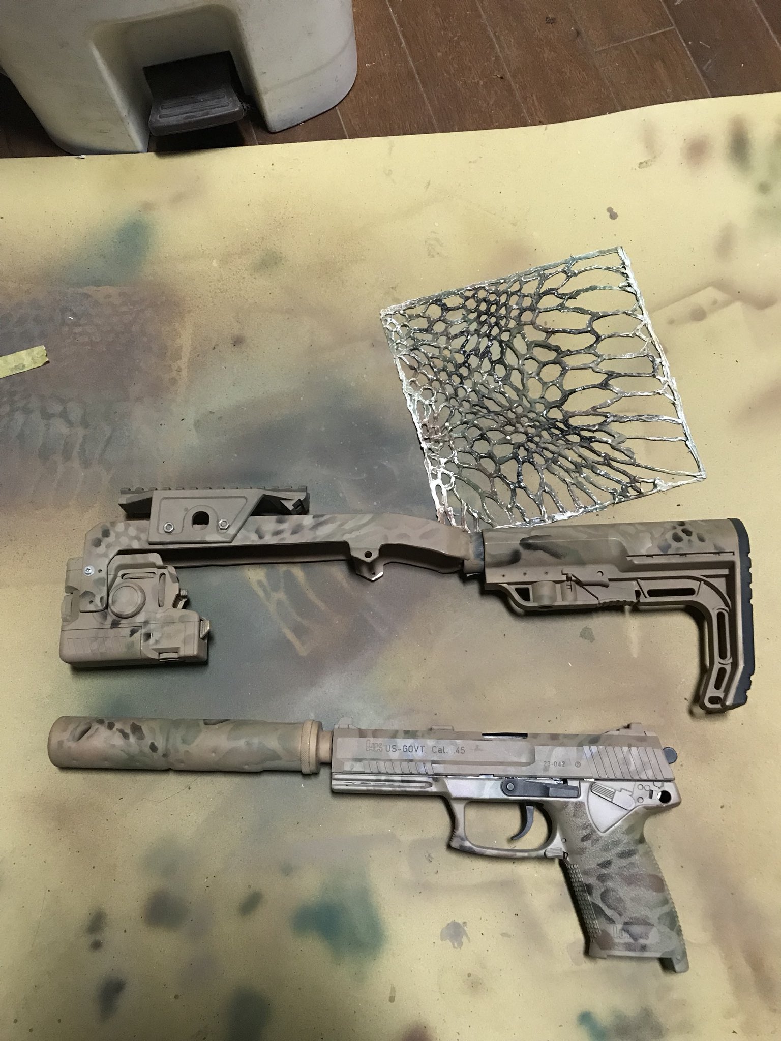 スプリガン フクロウの戦場カメラマン や やっと塗装が終わった 初めての迷彩塗装 疲れましたw 自分的には満足できたので よしっ 愛銃晒すとサバゲーマーがフォローやrtをしてくれるらしい ソーコム 迷彩塗装 マルイ T Co Ucv3zaczc6