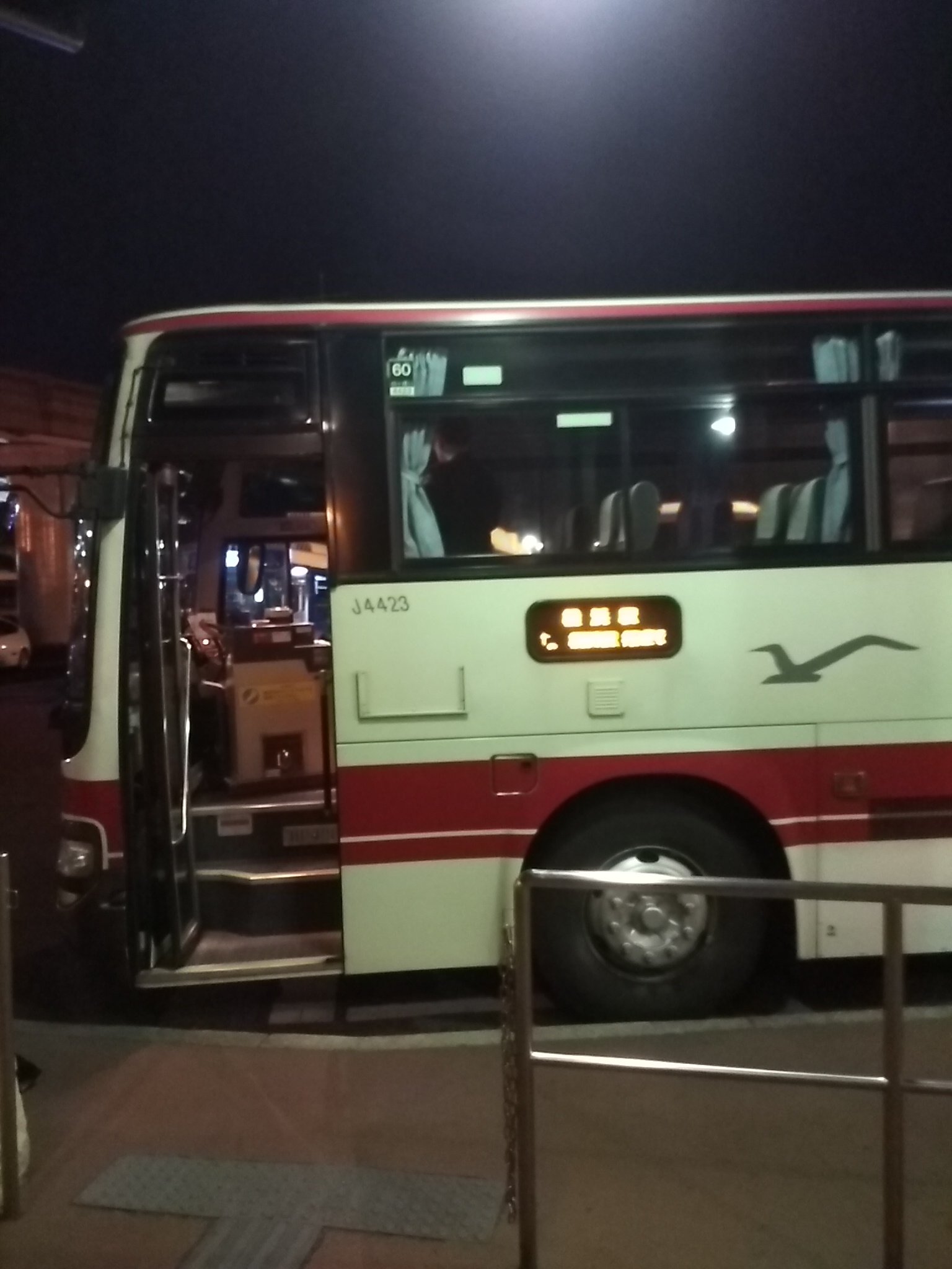 おけら 東京ディズニーシー R バス ターミナル 3番のりば 2115発横浜駅行 京浜急行バスj4423で運行0乗 2125発横浜駅行 京成バス1225で運行3乗 2130発バスタ新宿行最終 Jrバス関東h657 で運行0乗 2135発横浜駅行 京浜急行バスj3505で運行1乗