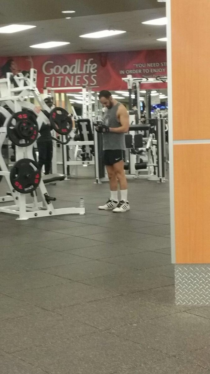 ThePeteresho's tweet photo. When someone takes a photo of you while #workingout at the #Gym #Peteresho https://t.co/awiSvz46aV