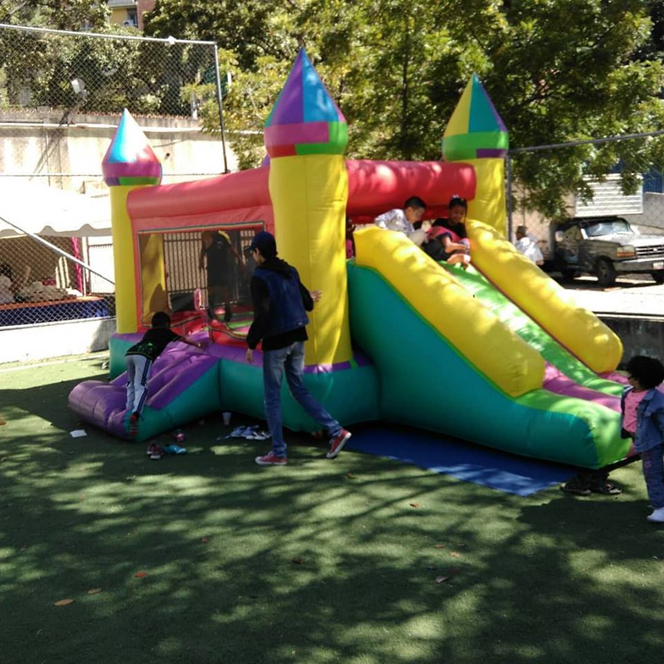 hsanluis's tweet photo. #FBF Fiesta Mágica de #ReyesMagos2018 #FHSL #CCS #Diversion #RSE #EventosVIH #Sponsor #Juguetes #ColchonInflable #Solidaridad #VZLA #Regalos Más de nuestra XII Fiesta de #ReyesMagos #20Ene #DiaDeReyes Flashback Friday #FelizViernes #Agradecidos #BuenViernes https://t.co/zMd0U81BFy