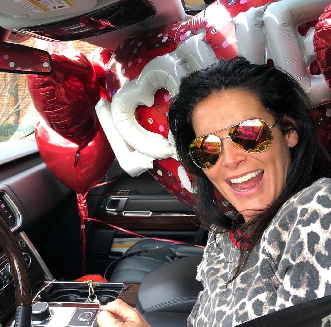 *Se va al concesionario a por el regalo de <a href="/MauraIsles_RAG/">Maura Isles</a> (el cual ella misma utilizará en más de una ocasión 😎) y aparece en el porche de casa pitando*