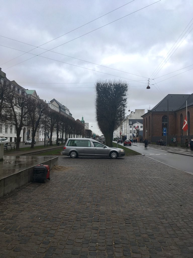 Går ud fra at denne bil skal køre Prins Henrik rundt på ruten i aften. Skt. Annæ Plads med et kamerahold.