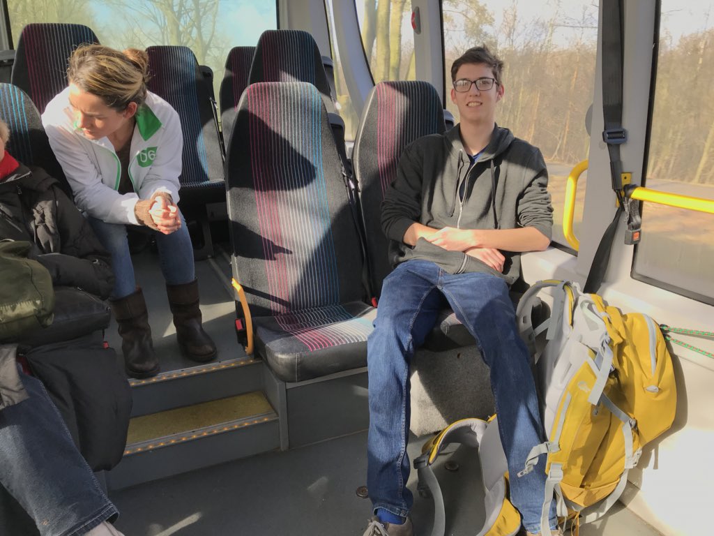 In gesprek in de Buurtbus: voor een 19 jarige student van de Uni in Wageningen met een kamer in Renkum is de buurtbus, overdag, veruit de snelste verbinding naar de trein. (Station Wolfheze).
