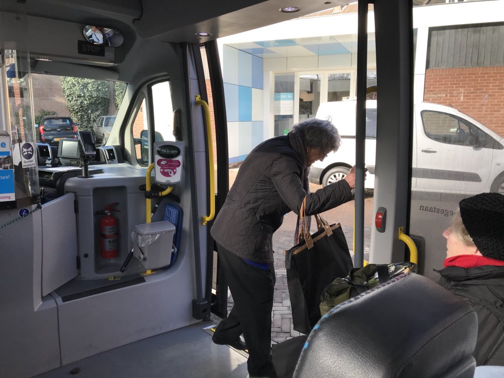 In gesprek in de Buurtbus:  mevrouw op leeftijd: “ Door de buurtbus kan ik zelf mijn boodschappen doen. En soms rijdt ik gewoon een rondje mee om weer wat vrolijker te worden, wat een mooie omgeving!”