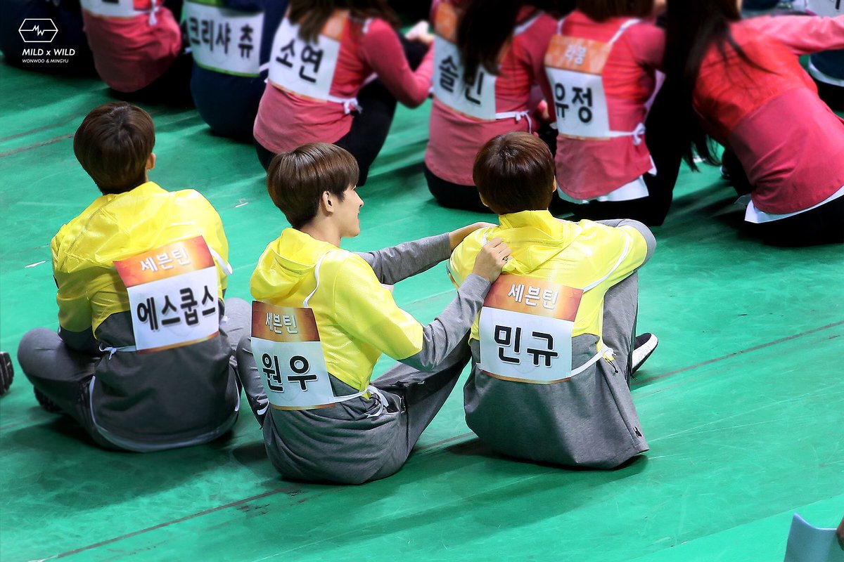 meaniearchive's tweet photo. wonwoo always looking after mingyu 💓 https://t.co/2tWVWAhwDg