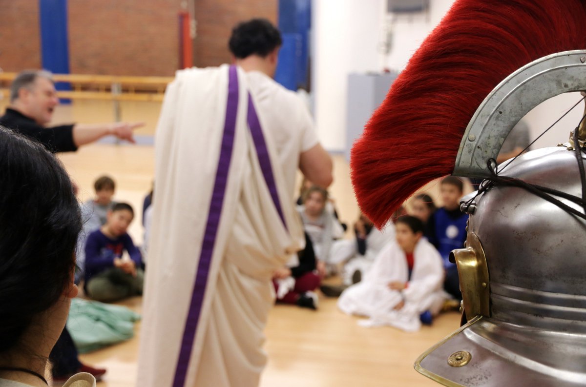joanpelegricat's tweet photo. Recreació Històrica molt i molt interessant! Els nens i nenes de 3r s'ho han passat genial, han après moltíssim dels romans i ha sigut una activitat immillorable!
Més endavant mostrarem més cosetes del taller;)
#aprenentatgeiservei
@BarcinoOriens @joanpelegricat @Albert_DuGo https://t.co/3jdPi3HtBn