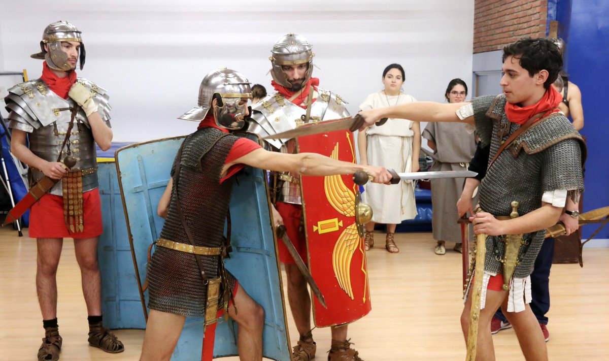joanpelegricat's tweet photo. Recreació Històrica molt i molt interessant! Els nens i nenes de 3r s'ho han passat genial, han après moltíssim dels romans i ha sigut una activitat immillorable!
Més endavant mostrarem més cosetes del taller;)
#aprenentatgeiservei
@BarcinoOriens @joanpelegricat @Albert_DuGo https://t.co/3jdPi3HtBn