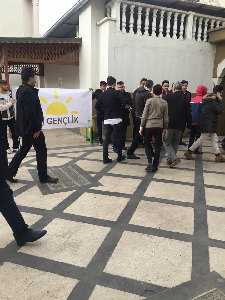 İYİ Parti Gençlik Kolları Gaziantep İl Başkanlığı'nın düzenlediği Cuma namazı çıkışı Aziz Şehitlerimiz için dağıtılan lokum organizasyonundan kareler