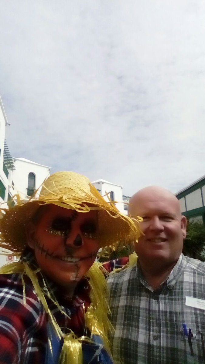 VeroniqueLFrey's tweet photo. Everyone is involved on the #carnival2018 at #ClubDelCarmen #DiamondResorts #DRTechSavvy #DRCareers thanks all for your participation, your #smiles & #love https://t.co/5zpc3xBfea