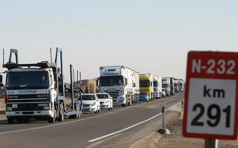 CopeRioja's tweet photo. Según la @PlataformaN232 de Afectados por el desvío de Camiones a la AP-68 un total de 25 personas han perdido su empleo, 10 de ellos indefinidos, en los últimos diez días, debido a la "grave situación económica que están pasando varios empresarios" https://t.co/Mq2VuZHMvF