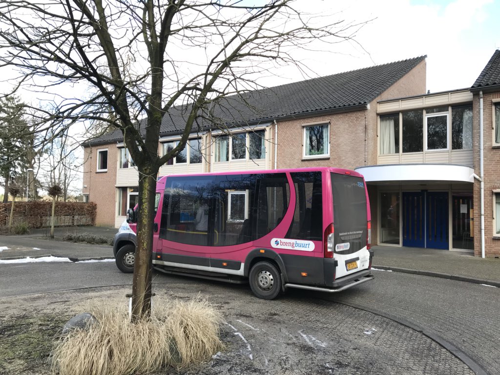 In gesprek in de Buurtbus: één van de 55 vrijwillige chauffeurs die de Buurtbus elk uur vakkundig over 72 ! verkeersdrempels rijdt.