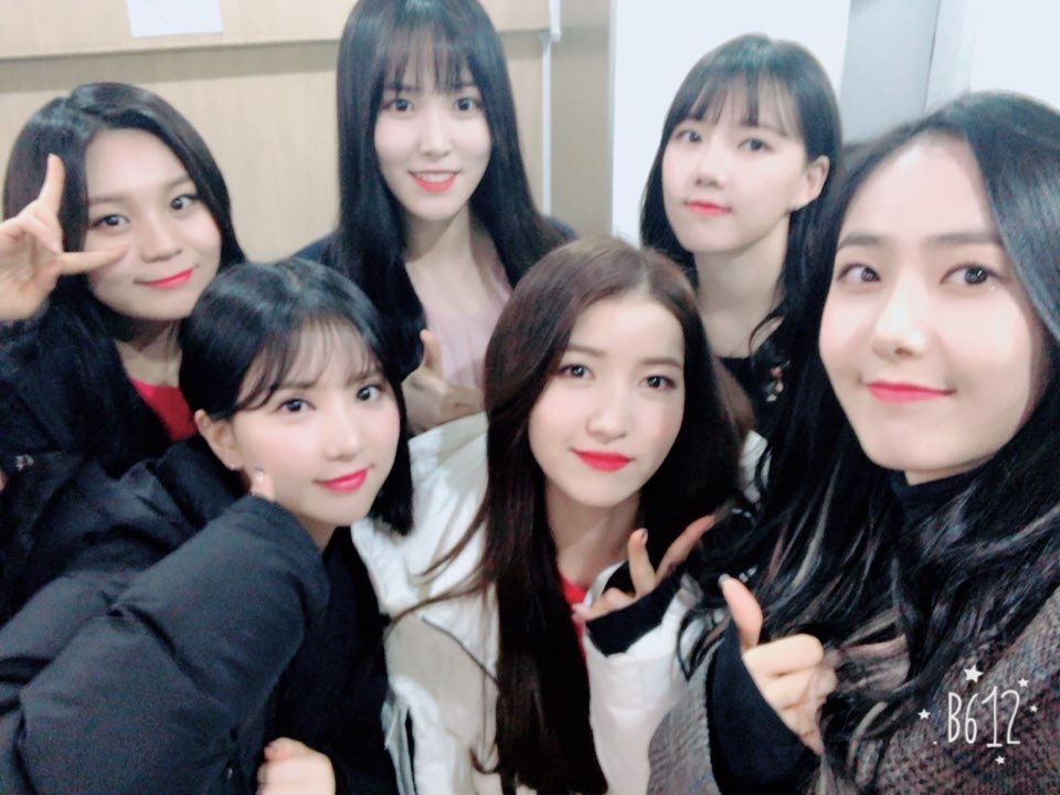 YJCHN6's tweet photo. #여자친구 #GFRIEND 까치까치 설날🌸 우리 #버디 떡국 많이 먹었어요? 아직이라면 얼른 챙겨먹기🥄 기분 좋은 설날 저녁! 오늘도 여친이들의 종횡무진 맹활약 보러 오세요😗 5시 10분 #MBC #2018설특집아육대 보러 꼬꼬🙌 https://t.co/Auh56JeHkP