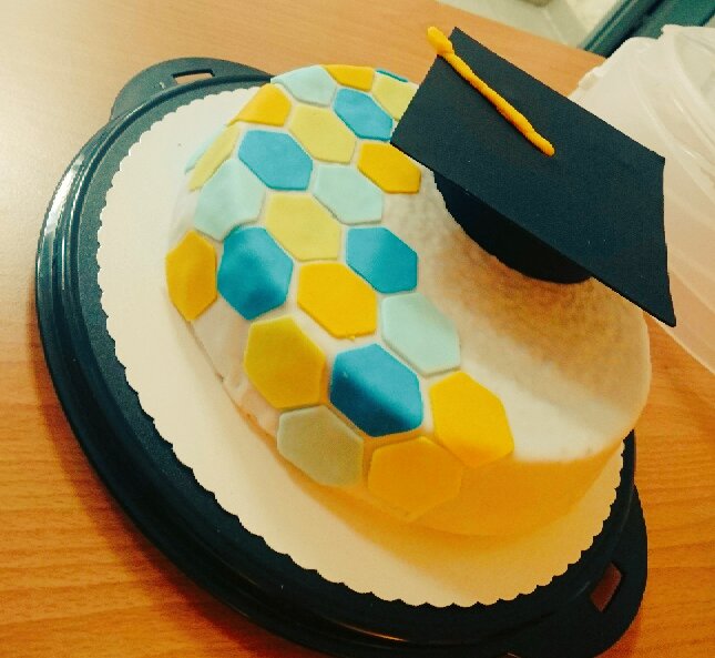 DynAMUnetwork's tweet photo. Fin de la pause déjeuner, c'était l'occasion de déguster le gâteau DynAMU  #DynDoc2018  #DynAMU https://t.co/TAvK939Rc3