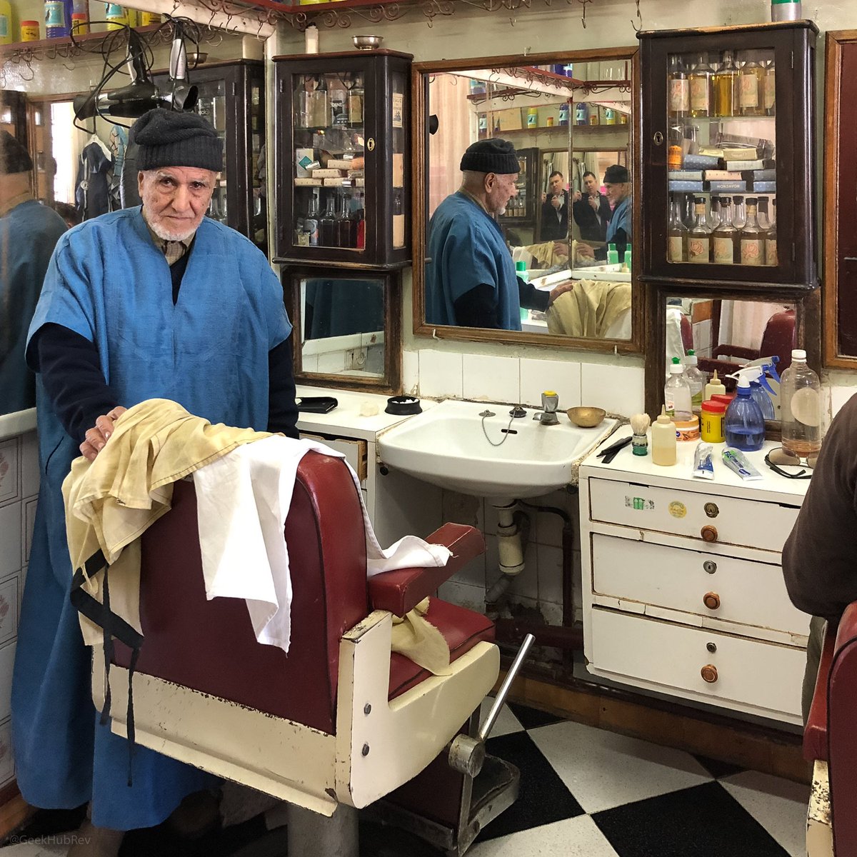 GeekHubRev's tweet photo. Shaving at barbershop in Morocco https://t.co/t7hDN1jqJc #marrakesh #morocco #berbershop #wetshaving #straightrazor https://t.co/7Cv05DVTQi