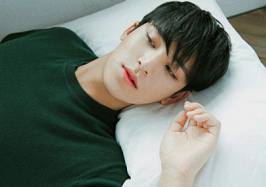 soobinbns's tweet photo. my bf and i have matching sweaters 

#CaratSelcaDay
#17caratselcaday https://t.co/jdDdR0DGku