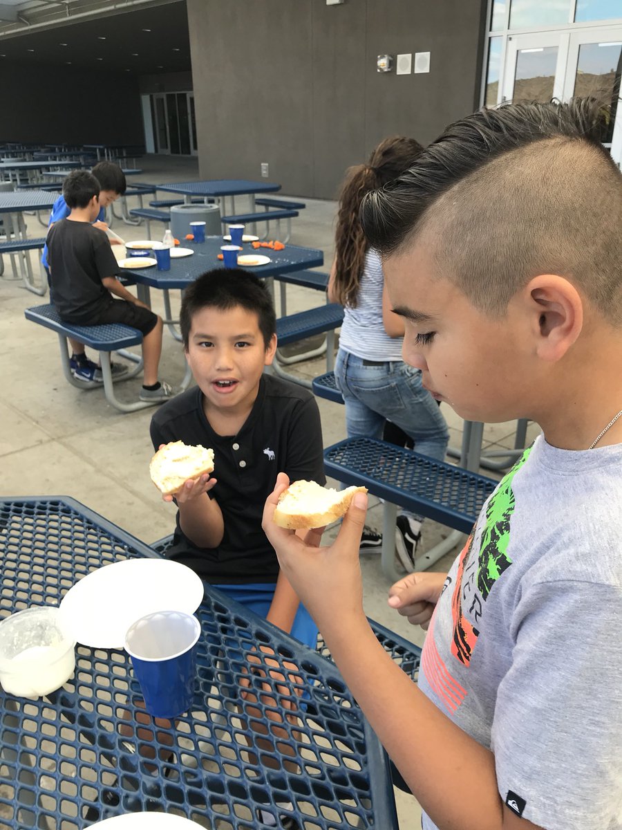 aandersen26's tweet image. Mmmm science!  #FoodieScience #DeepDive #4thand5thgraders