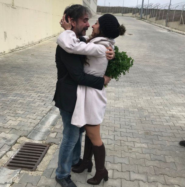 _Atheist_Angel_'s tweet image. #Welt-reporter #DenizYücel with his wife Dilek from #Germany after his release from pre-trial detention in prison in #Turkey. 🇹🇷

The #German-#Turkish journalist was jailed without indictment for a year. 🇩🇪

Heartwarming to see them together again! 💚

#FreeDeniz
#DenizFree