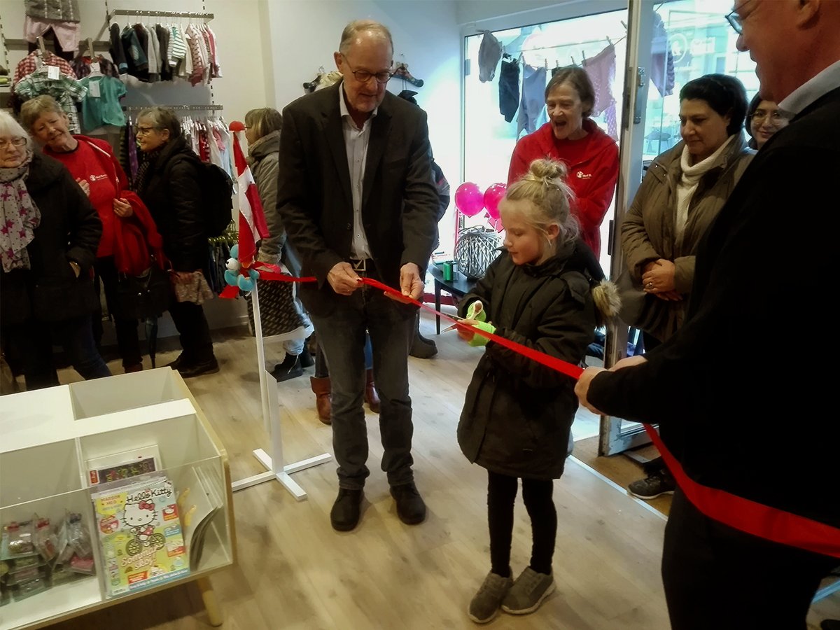 redbarnetdk's tweet photo. Vi har netop åbnet vores 20. genbrugsbutik i Danmark. 🎈 Butikken ligger i Randers. De seje frivillige kommer til at gøre en vigtig forskel nu - for overskuddet går til udsatte børn lokalt i Randers, nationalt og resten af verden. ❤
#dkcivil #frivillighed #barntilbarn https://t.co/tfHoFlnlyb