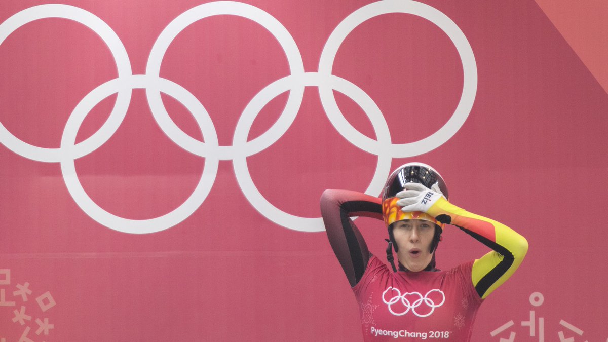 BSD_Presse's tweet photo. Jacqueline Lölling 🇩🇪 führt nach zwei von vier Olympia-Läufen im #Skeleton der Frauen knapp vor der Österreicherin @JanineFlock 🇦🇹 @a_fernstaedt zur Halbzeit 5. und Tina Hermann 6. 🇩🇪 #pyeongchang2018 #BSDteam #BSDsports https://t.co/hlMedAAUOI