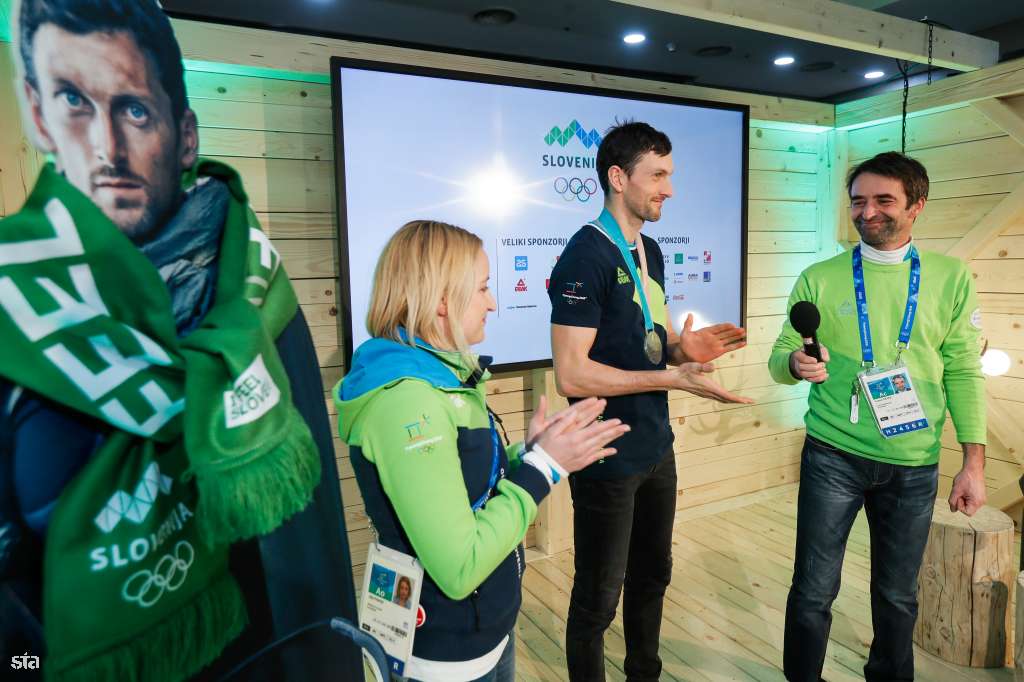 STA_Sport's tweet photo. Jakov Fak s srebrno olimpijsko medaljo na sprejemu v Slovenski hiši v Pyeongchangu https://t.co/20YRypYpMs #olimpijskiponos #olimpijskiduh #pyeongchang2019 #zanase #pjongčang2018 @TeamSlovenia @SloskiSZS @jakov_fak https://t.co/VGwFd1kHzS