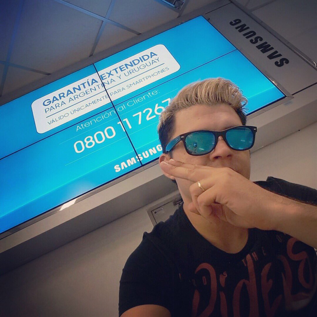 Argentina allá vamos!!! ✈️Hoy, mañana y el domingo shows en Buenos Aires presentando #FueraDeMiCorazón 🎶🎸