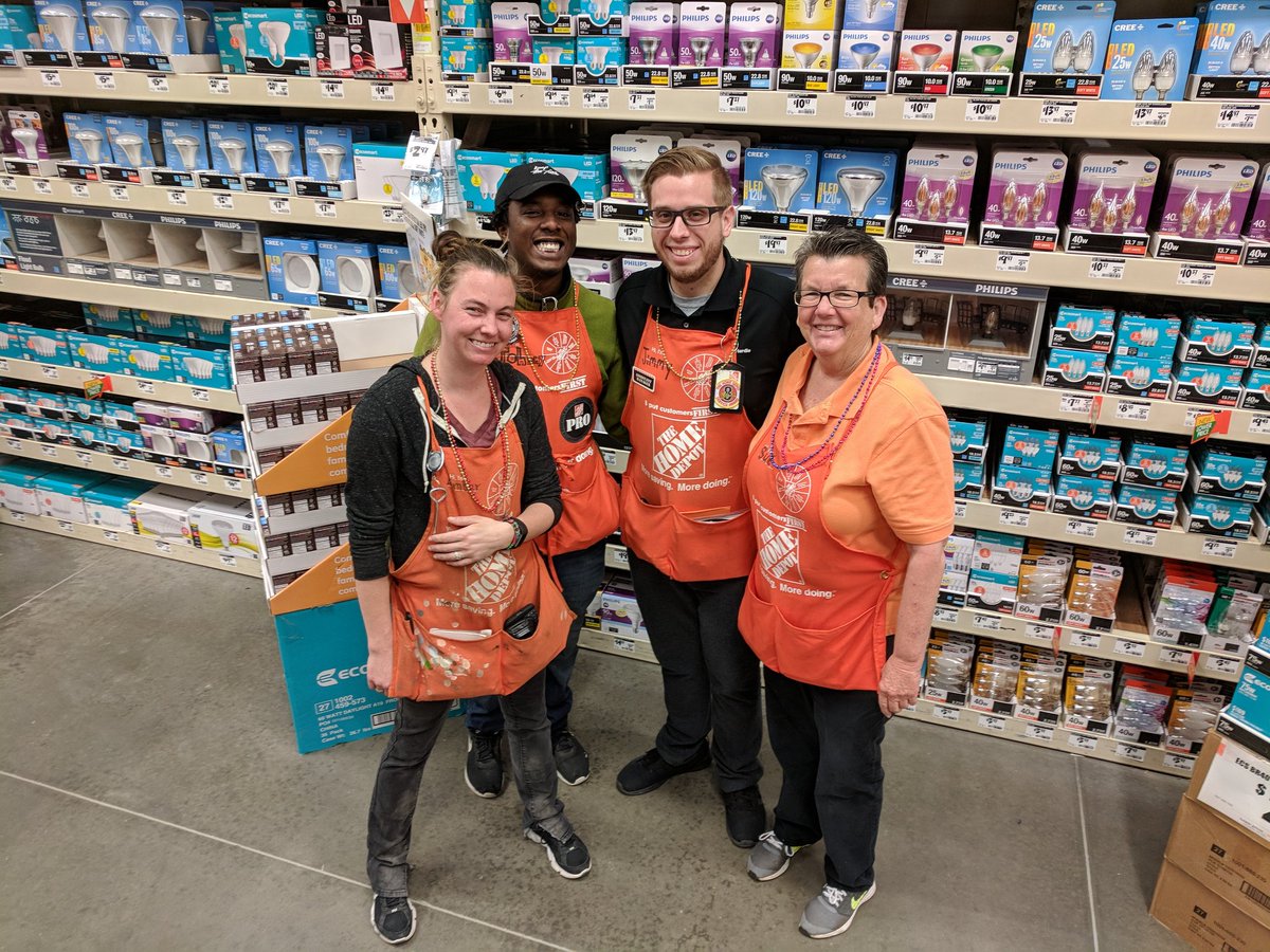 SusanJa46795575's tweet photo. It's Friday and an awesome morning at 6809. Look at those light bulbs. Nice and neat. We are ready for the weekend. https://t.co/3BUvb5fRYw