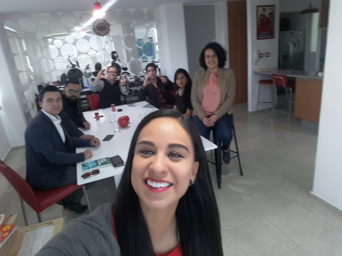 Ferruizar's tweet photo. El día de ayer la @RJXMLeon tuvo el primer acercamiento con @Clementev, precandidato del @PRILeonOficial para la alcaldía. Hablamos sobre las estrategias y propuestas en materia juvenil que habrán de acompañar este proyecto. Gracias a @DennyMendezGTO https://t.co/Uj0T12sLLm